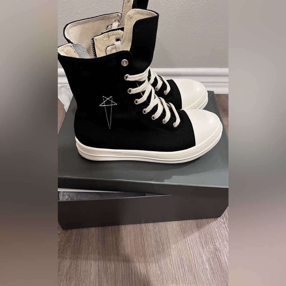 Gently used Rick owens DRKSHDW size 41 EU or US 8 , fit like a size 9